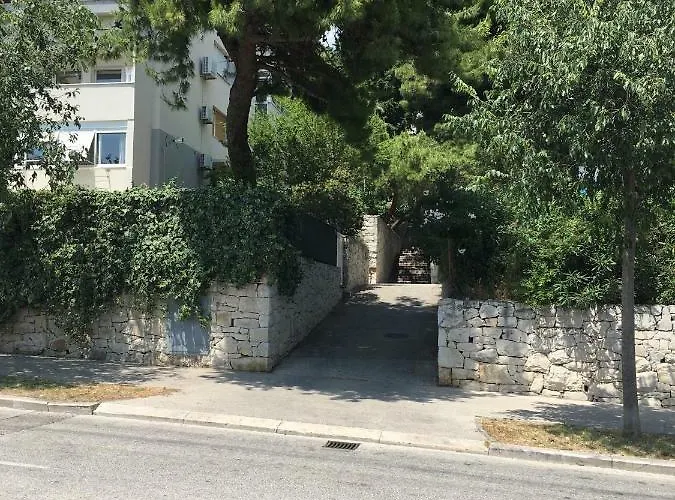 Busic In Apartment Split